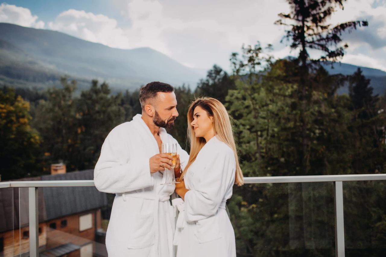 Green Mountain 5* Hotel Karpacz Esterno foto A couple wearing bathrobes