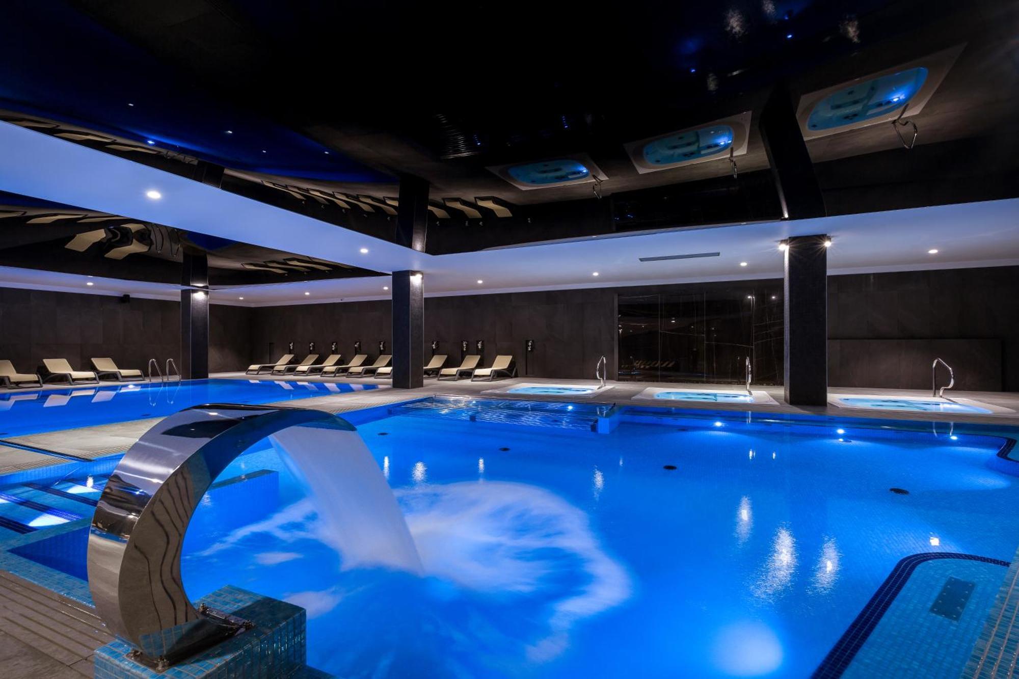 Green Mountain 5* Hotel Karpacz Esterno foto The swimming pool at the hotel