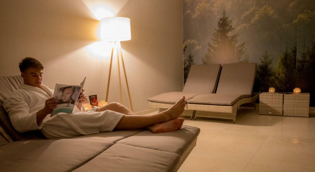 Green Mountain 5* Hotel Karpacz Esterno foto A woman relaxing in a spa